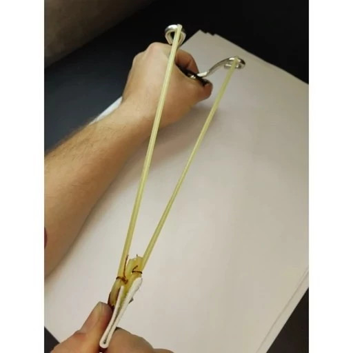 تیر کمان فلزی همراه با کش قرمز رنگ
