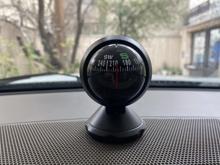 قطب نما فرودی خودرو